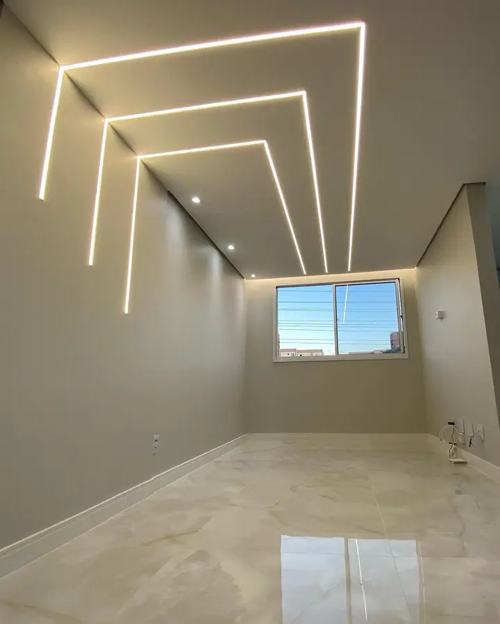 Sala com paredes claras e teto iluminado