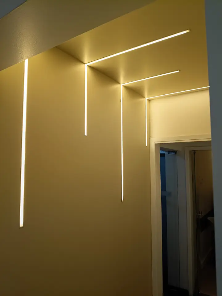 Parede ocre com perfis de LED