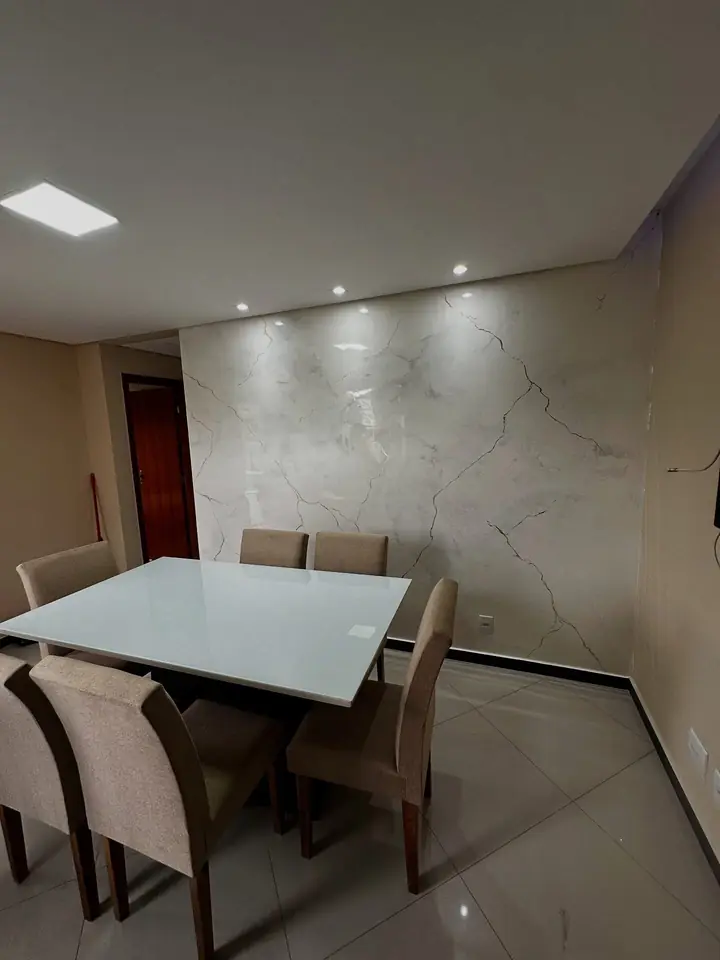 Sala de jantar com efeito mármore